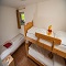 Schlafzimmer mit Einzelbett plus Etagenbett