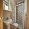 Zweites renoviertes Badezimmer mit Dusche