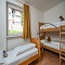 Schlafzimmer mit Einzelbett plus Etagenbett