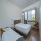 Schlafzimmer mit Einzelbett und Doppelbett